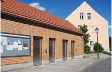 WC in the clinker brick building behind the church | Foto: Pressestelle TF