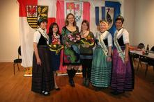 Eva von Holy (Mitte), Jury-Mitglieder und ehemalige Fläming-Königinnen | Foto: Landkreis TF