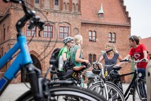 Fahrradfahrer vor Jüterboger Rathaus | Foto: Jędrzej Majecki