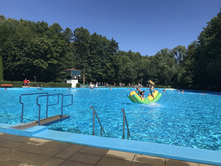 Schwimmbecken im Freibad Elsthal mit Spielgerät | Foto: Fläming-Therme Luckenwalde  Aquapark Management GmbH