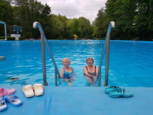 zwei Schwimmerinnen an der Treppe ins Becken | Foto: Fläming-Therme Luckenwalde  Aquapark Management GmbH