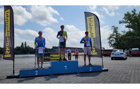 Foto: Tim Kubik auf dem Siegertreppchen mit Platz 1
