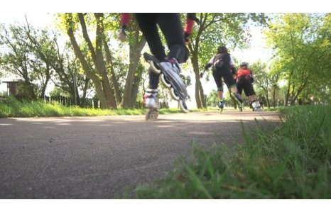 Foto: Mit Fitness-Skates gemeinsam über 100 Kilometer rollen