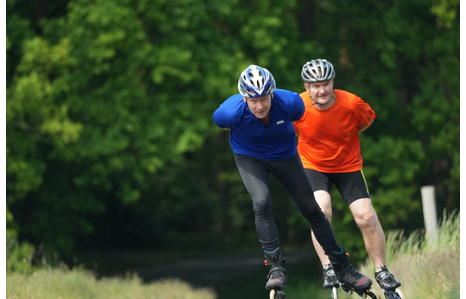 Foto: Hanseblick-Reporter Thilo Tautz auf Europas längster Inline-Skate-Strecke im brandenburgischen Fläming gemeinsam mit dem rollenden 