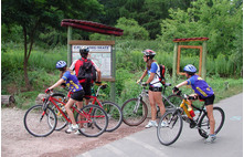 Radfahrer-Familie am Wegweiser | Foto: Pressestelle TF