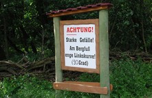 Danger notice with descrition: Caution, bend! | Foto: Pressestelle TF