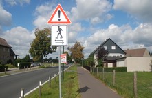 "Caution, skater crossing" in Jänickendorf