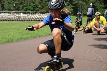 Kind übt das Bremsen auf Inline-Skates | Foto: Landkreis TF
