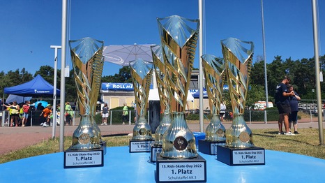 Staffel-Pokale für die schnellsten 5er Teams der Schulen | Foto: Landkreis Teltow-Fläming