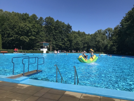 Freibad Elsthal mit Spielgerät im Wasser | Foto: Fläming-Therme