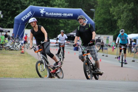 Sportler auf dem Stepper zum 12-Stunden-Rennen in der Skate-Arena | Foto: Landkreis TF